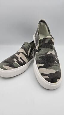 Tommy Bahama Camo slip on sneakers, Size 9